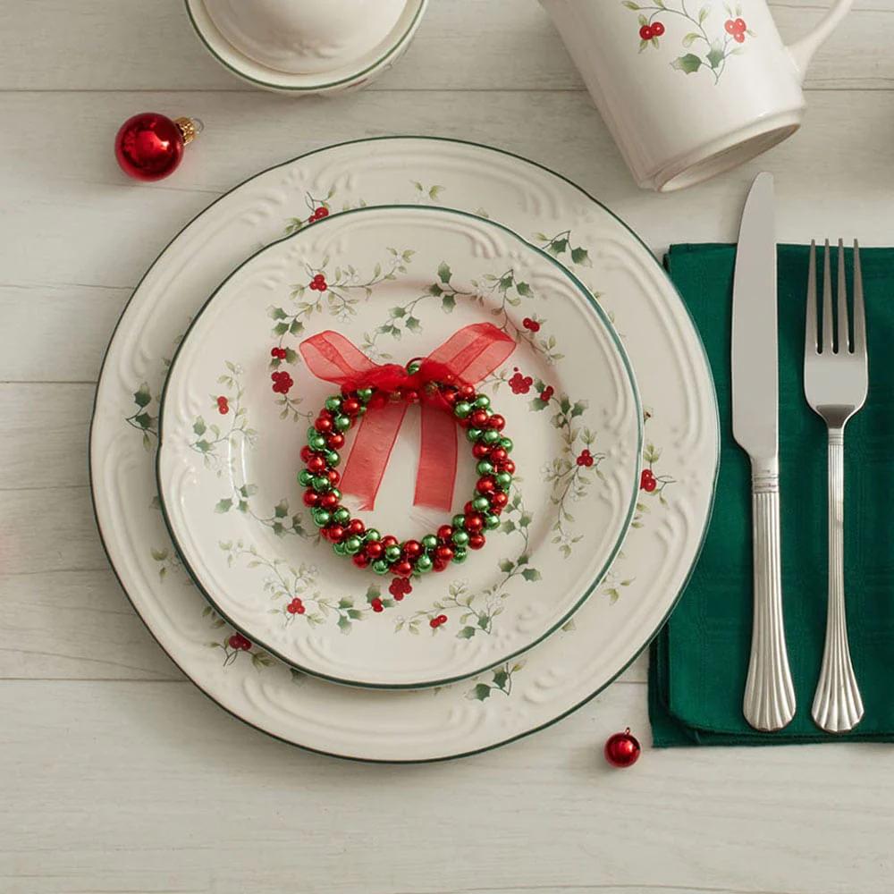 WinterberrySet of 4 Dinner Plates