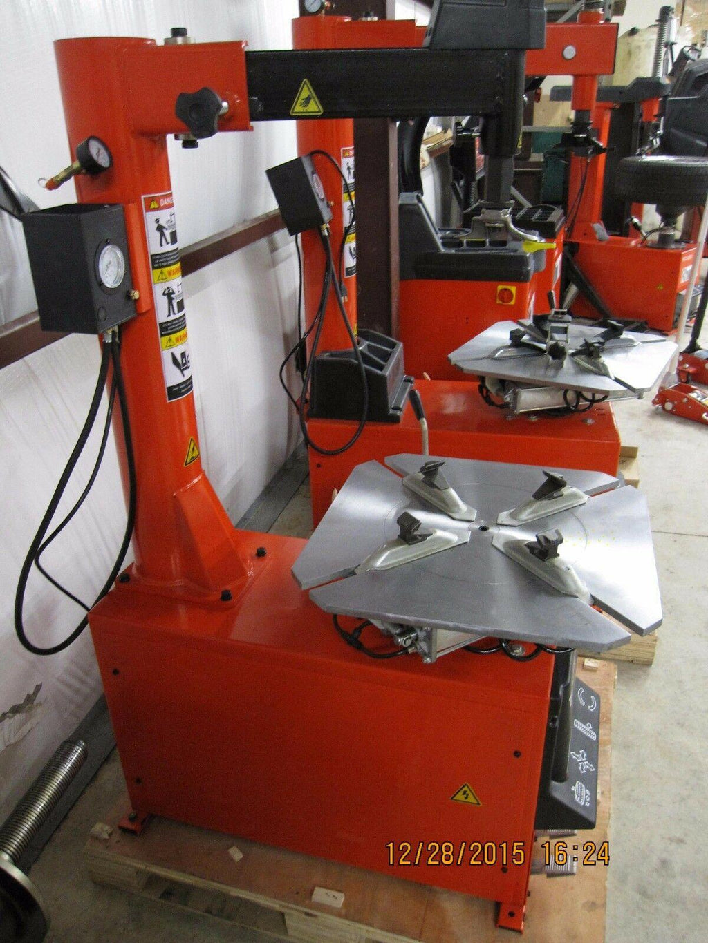 Tire Changer  Tire Machine  12 Month Warranty!!   Clamps open to 28"  like coats