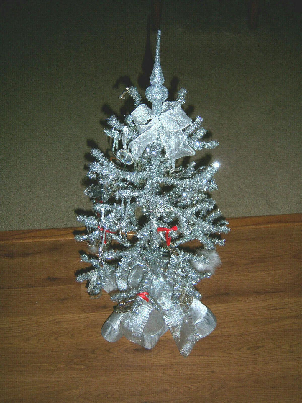 PRETTY RETRO 3 FT VTG WIRED TINSEL SILVER FEATHER STYLE XMAS TREE ORNAMENTS