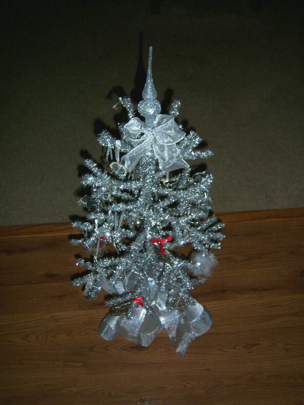 PRETTY RETRO 3 FT VTG WIRED TINSEL SILVER FEATHER STYLE XMAS TREE ORNAMENTS