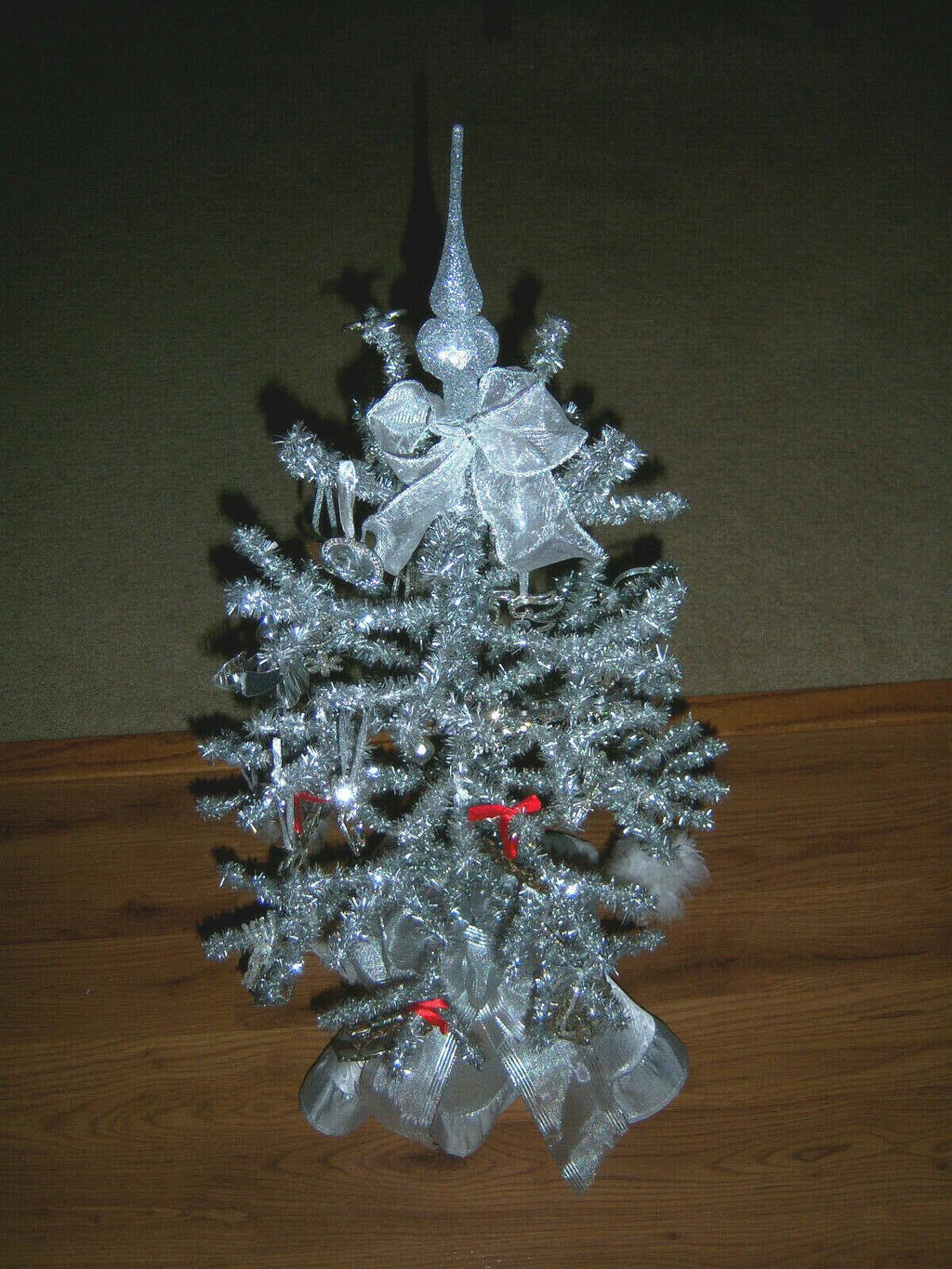 PRETTY RETRO 3 FT VTG WIRED TINSEL SILVER FEATHER STYLE XMAS TREE ORNAMENTS